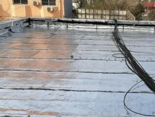 新津卫生间漏水维修公司分享下新津屋面楼顶防水刚性防水层施工要点。
